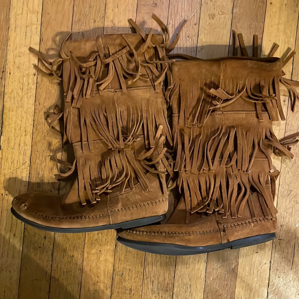 Minnetonka Three Fringe layer boot (size 7)